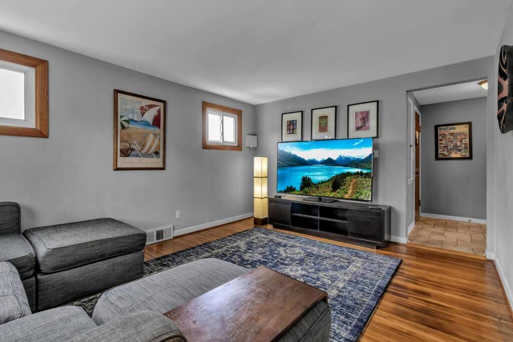 Gorgeous 2 Queen Bedroom Apartment In North Buffalo With 70 Inch Tv エクステリア 写真