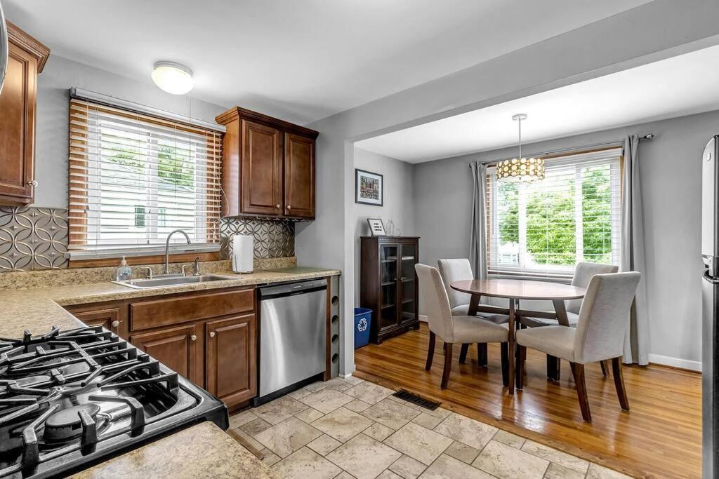 Gorgeous 2 Queen Bedroom Apartment In North Buffalo With 70 Inch Tv エクステリア 写真
