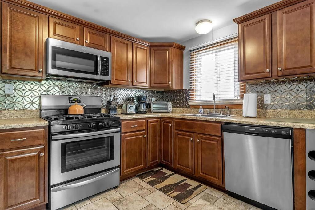 Gorgeous 2 Queen Bedroom Apartment In North Buffalo With 70 Inch Tv エクステリア 写真