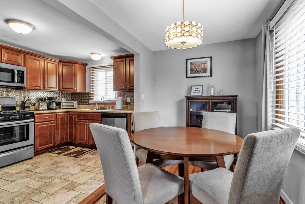Gorgeous 2 Queen Bedroom Apartment In North Buffalo With 70 Inch Tv エクステリア 写真