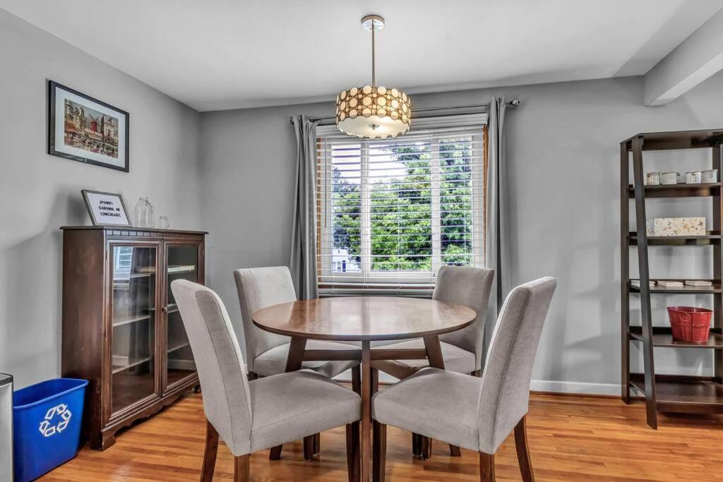 Gorgeous 2 Queen Bedroom Apartment In North Buffalo With 70 Inch Tv エクステリア 写真